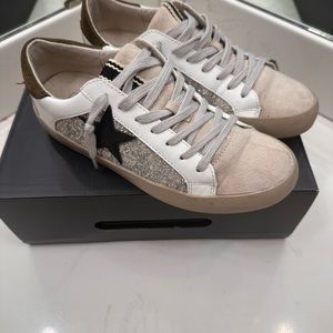 Women’s glitter sneaker
